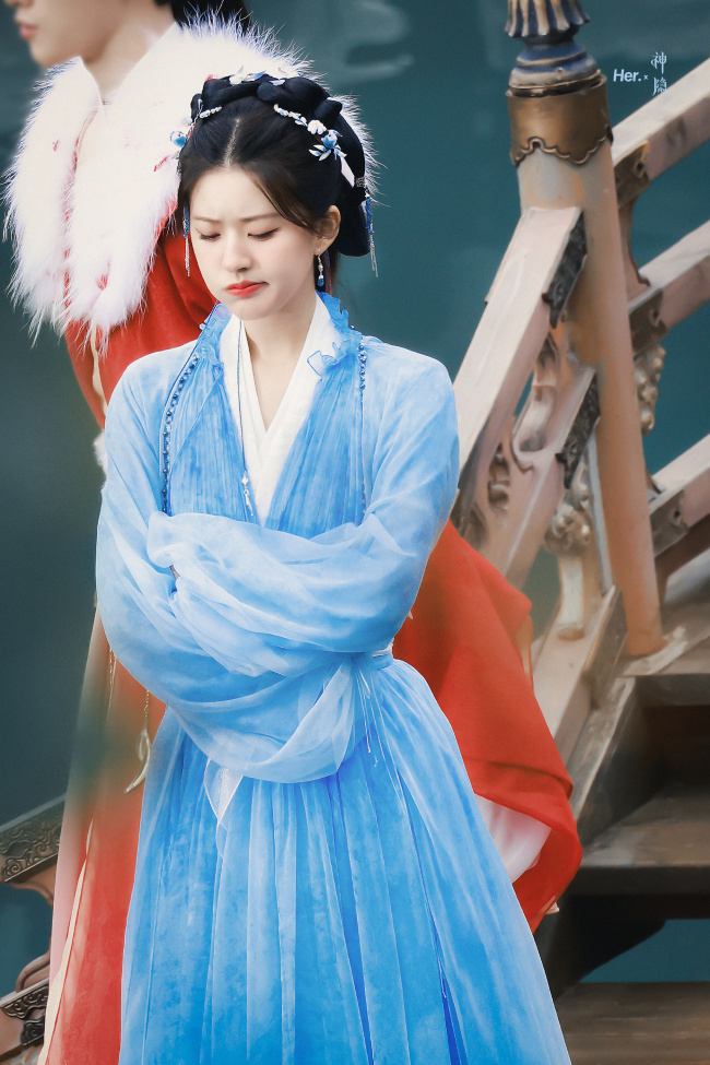 赵露思《神隐》路透曝光 身着蓝裙又仙又灵