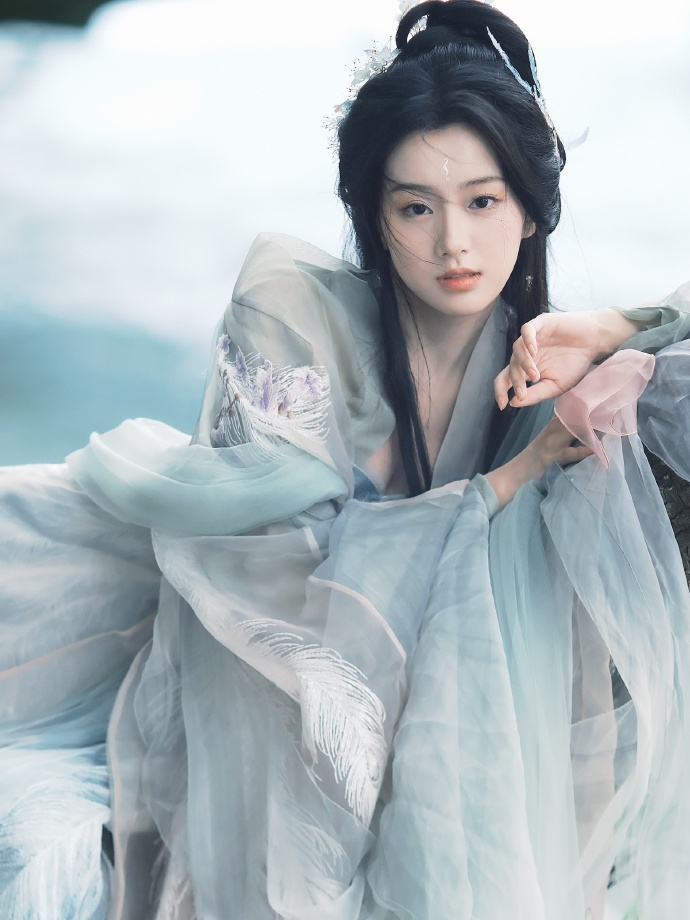 包上恩古装造型惊艳亮相，淡绿仙裳引网友齐赞“仙女下凡” 