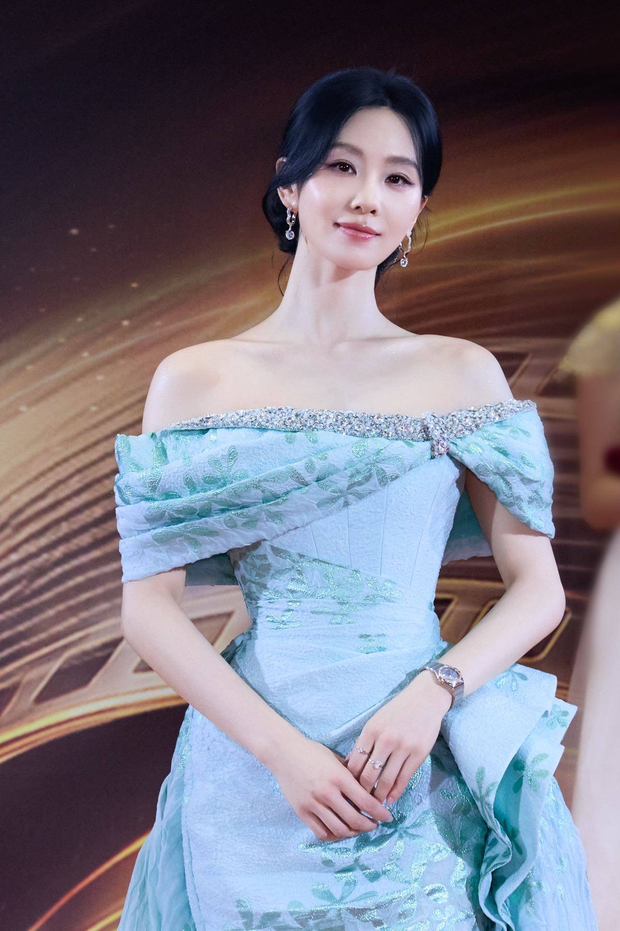 刘诗诗亮相中国影视之夜，获得央视年度推荐电视剧女演员